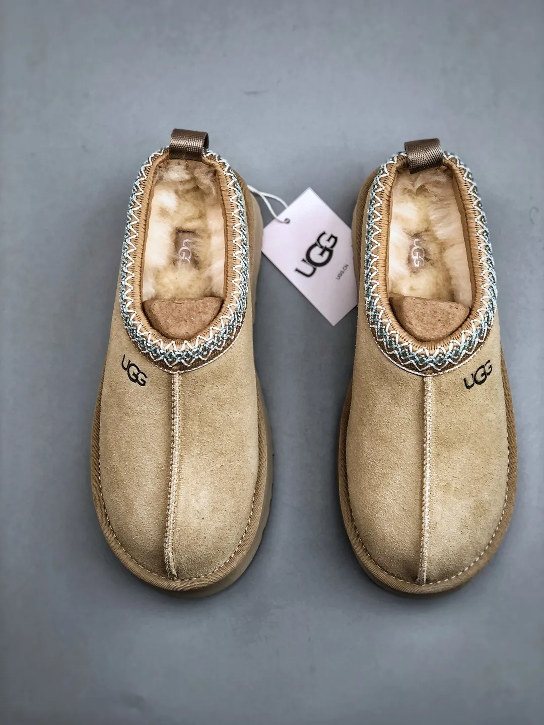 Local self-pickup💰560 supports store placement. The top version on the market. UGG Tazz ethnic style thick-soled women's model. Xiaohongshu's hot model. Produced by a major foreign trade factory in Guangzhou. From toe to insole, genuine sheep fur. Independent outer box packaging. Chip. With waterproof technology. Differentiating from any version on the market. 5cm thick sole. Independently developed original outsole. Cashmere insole. Keep warm when going out in winter. It is a very suitable choice for home use. In the new year, uug has launched a style series, which is partially biased towards the preferences of young consumers. It has also moved to the forefront of fashion trends. Shoe body material. Water-repellent coated suede upper. 17mm UGGPURE™ implanted wool insole. Lightweight non-slip and comfortable rubber outsole. With brand LOGO. With full packaging. Size: 35-40